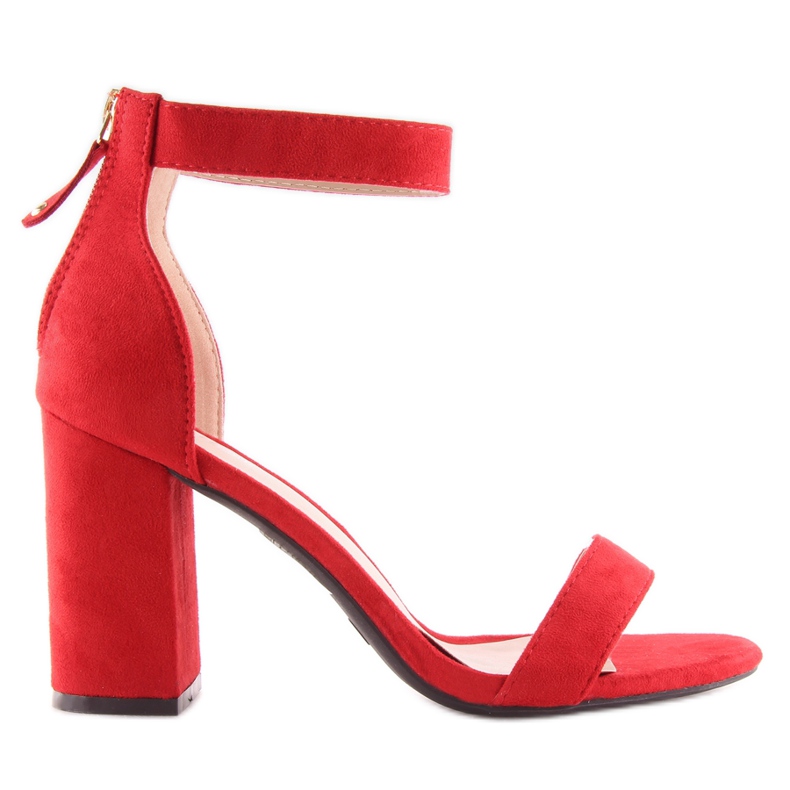Sandálias sobre um salto largo vermelho vermelho
