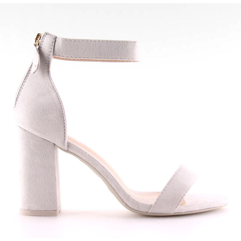 Sandálias cinza cinza sobre saltos largos