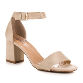 Sandálias bege em um poste vinceza