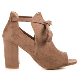 Sandália vinceza de camurça com amarração marrom