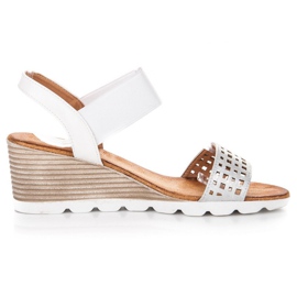 Sandálias com uma borracha de vinceza branco