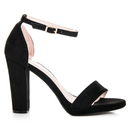 Primavera Sandálias de camurça em um bar preto