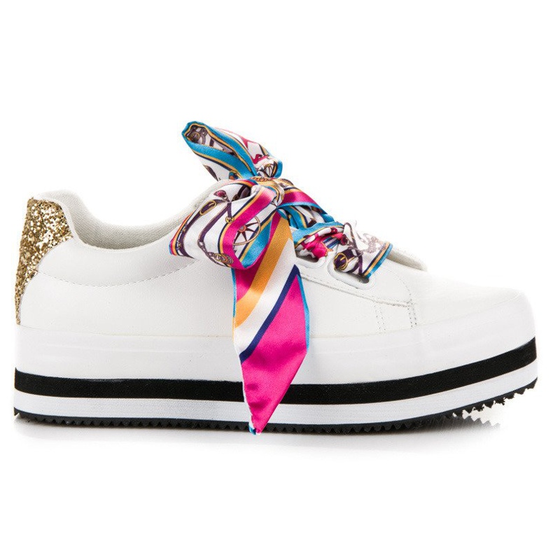 Tênis estilosos na plataforma vices branco