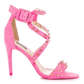 Sandálias cor de rosa em um salto alto Sandálias cor de rosa em um salto alto