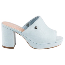 Milaya chinelos no poste azul