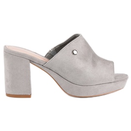 Milaya chinelos no poste cinza