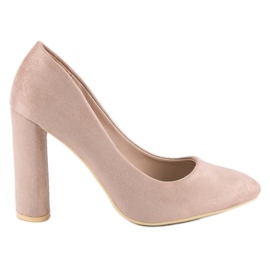 Sapatos de camurça no pilar castanho Sapatos de camurça no pilar castanho