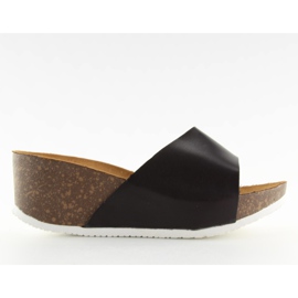 Chinelos pretos JM26 pretos em uma cunha confortável