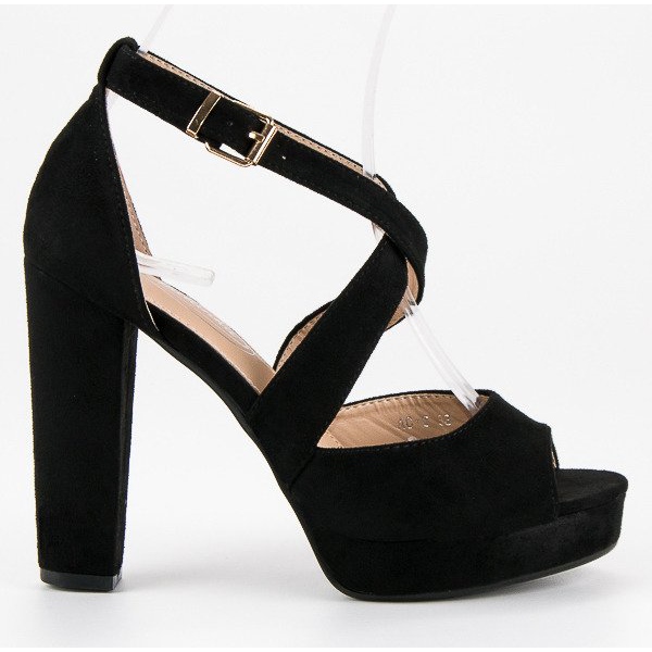 Sandálias em um poste alto preto Sandálias em um poste alto preto