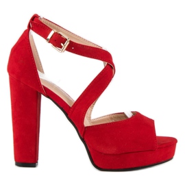 Sandálias em um poste alto vermelho