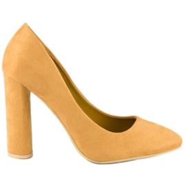 Sapatos de camurça no pilar amarelo Sapatos de camurça no pilar amarelo