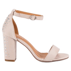 Bestelle Sandálias elegantes em um poste marrom