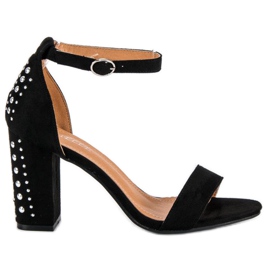 Bestelle Sandálias elegantes em um poste preto