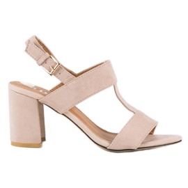 SDS Sandálias cor de rosa em um post SDS Sandálias cor de rosa em um post