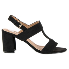 SDS Sandálias pretas no poste preto