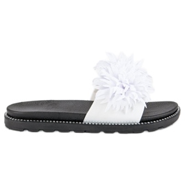 Chinelos com pompom branco