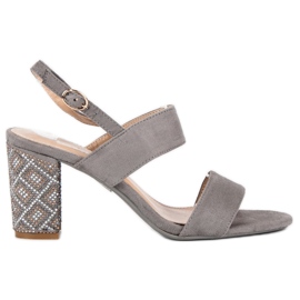 Sandálias elegantes com miçangas cinza