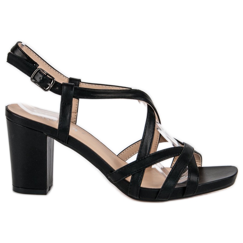 Sandálias pretas no poste preto