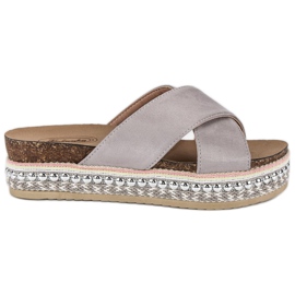 Chinelos cinza na plataforma