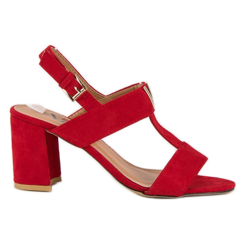 Sandálias femininas em um poste vermelho