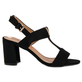 Sandálias femininas em um poste preto