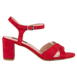 Milaya Sandálias vermelhas em um poste vermelho