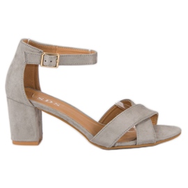 SDS Sandálias de camurça em um poste cinza