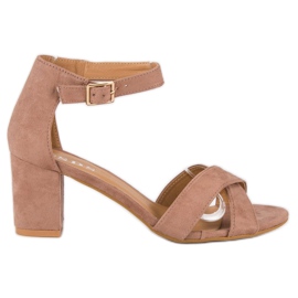 SDS Sandálias de camurça em um poste rosa