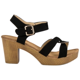 Sandálias leves em um poste preto