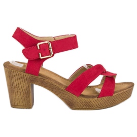 Sandálias leves em um poste vermelho