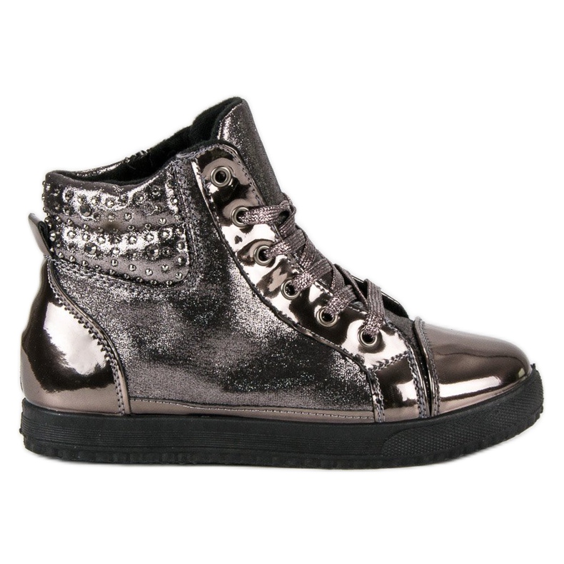 Tênis amarrado castanho