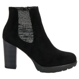 Filippo Botins pretos no poste