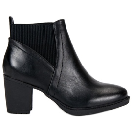 Botas elegantes no poste preto