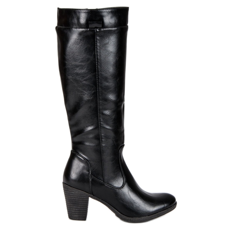 Botas em um post VINCEZA preto