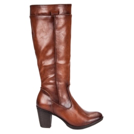 Botas no posto vinceza marrom
