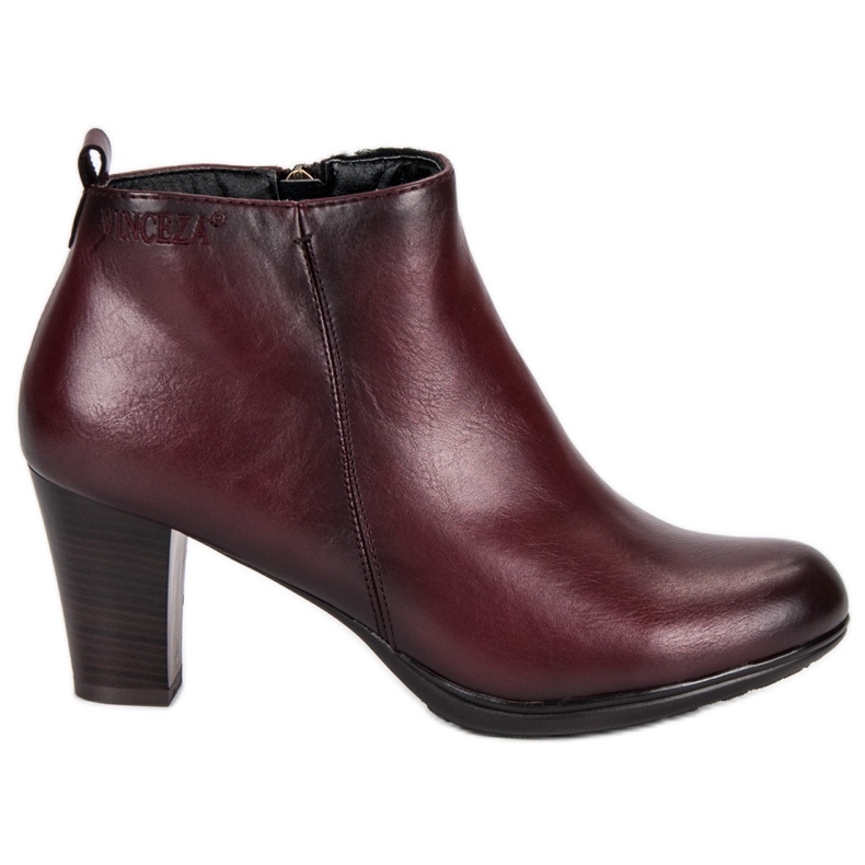 Botas elegantes no posto vinceza vermelho