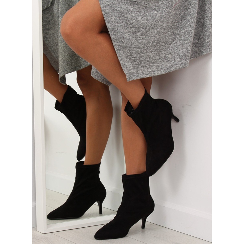 Botas pretas F183 pretas em um alfinete preto