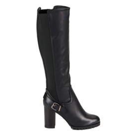 Botas combinando no poste preto Botas combinando no poste preto