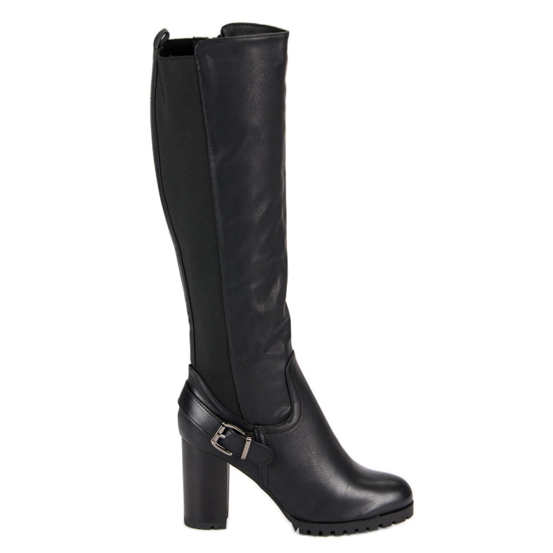 Botas combinando no poste preto