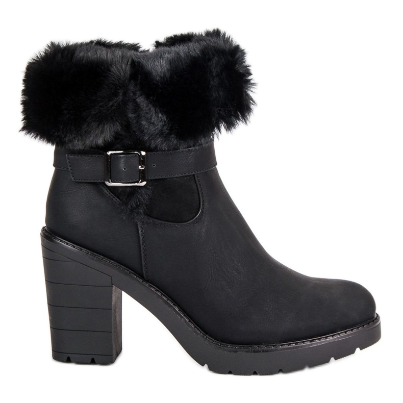 Botas quentes no poste preto