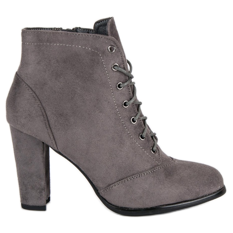 Juliet Botas amarradas no poste cinza