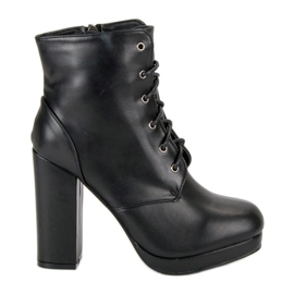 Small Swan Botas amarradas no poste preto