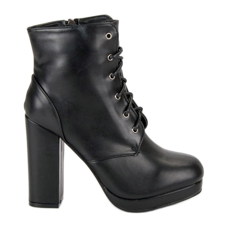 Small Swan Botas amarradas no poste preto