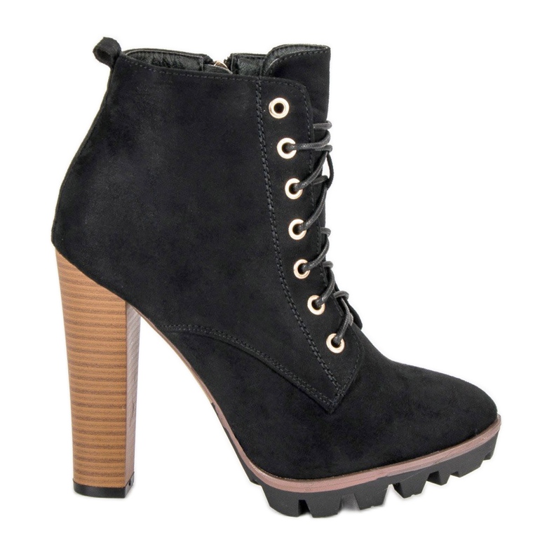 Botas pretas amarradas no tornozelo preto