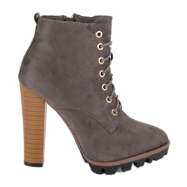 Botas cinza amarradas no poste