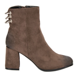 Botas estilosas no post VINCEZA marrom