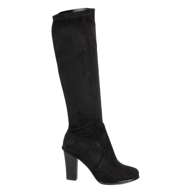 Botas de camurça no poste preto