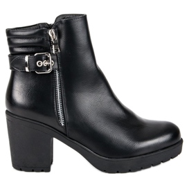 Seastar Botas em uma postagem preto