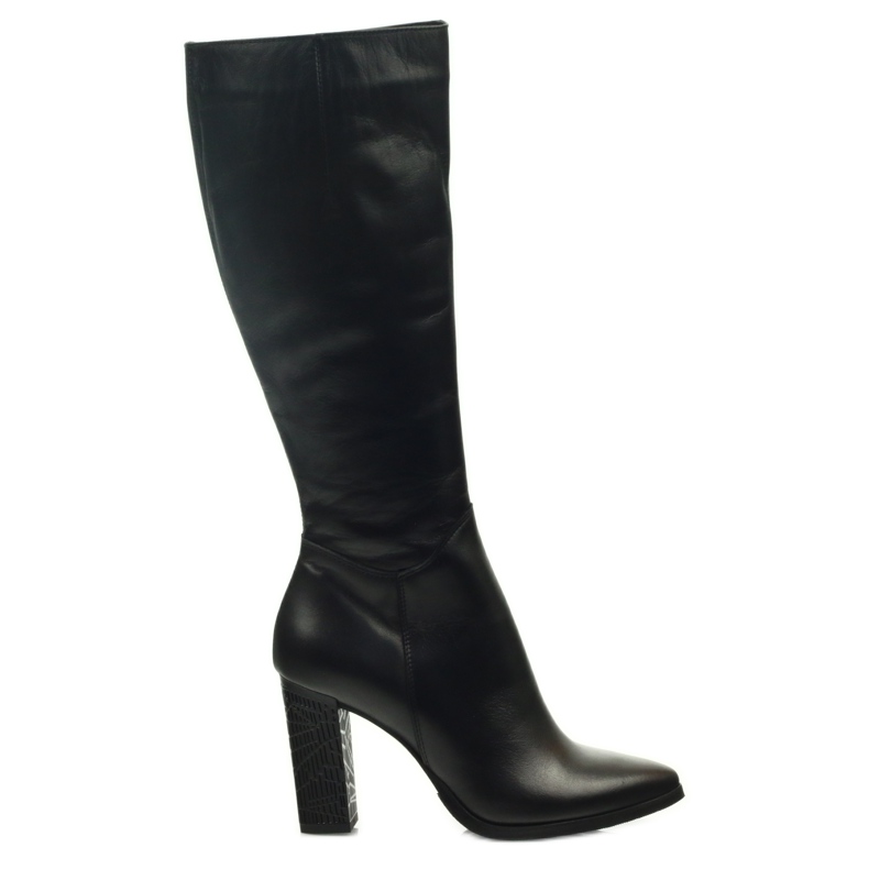 Botas pretas Espinto 185 no poste preto