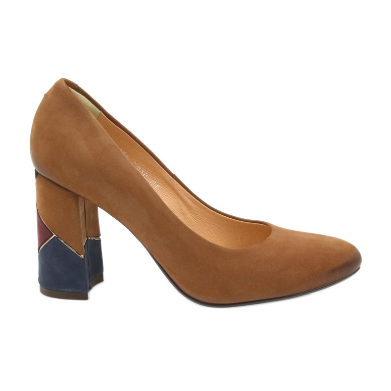 Espinto bombas formais bombas vermelhas em um post decorativo castanho